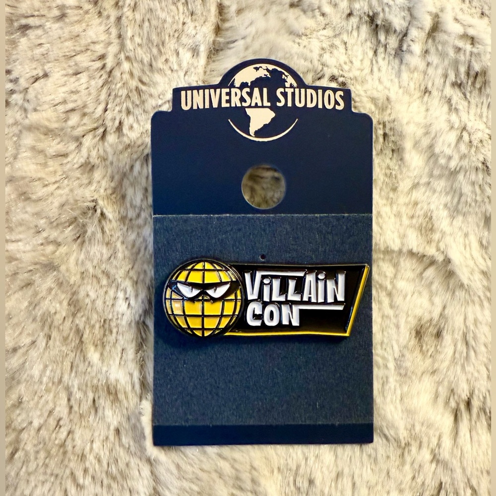 *NWT* Universal Studios Despicable Me Villain Con Pin